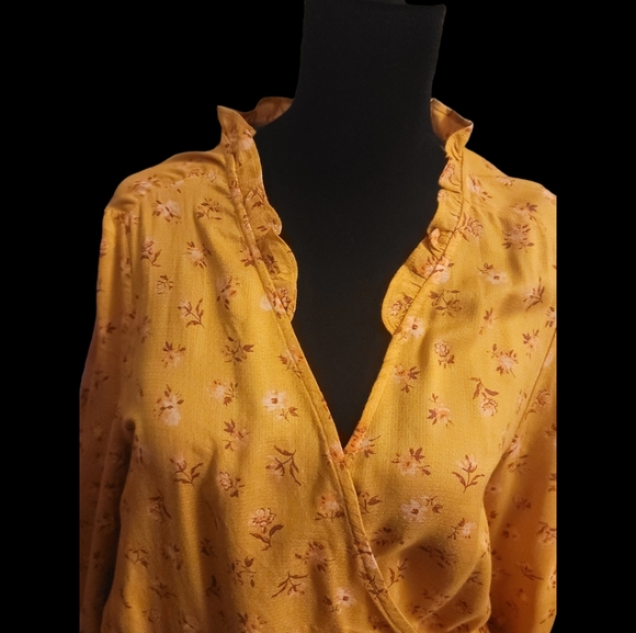 Lucky Brand NWOT Floral Faux Wrap Blouse Medium - Picture 3 of 7